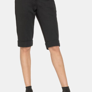 PANTALONI CORTI AL GINOCCHIO. Vita regolare e gamba regolare.